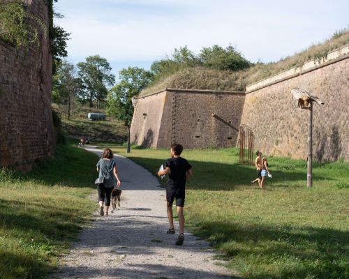 Famille qui se balade dans les remparts de Neuf-Brisach